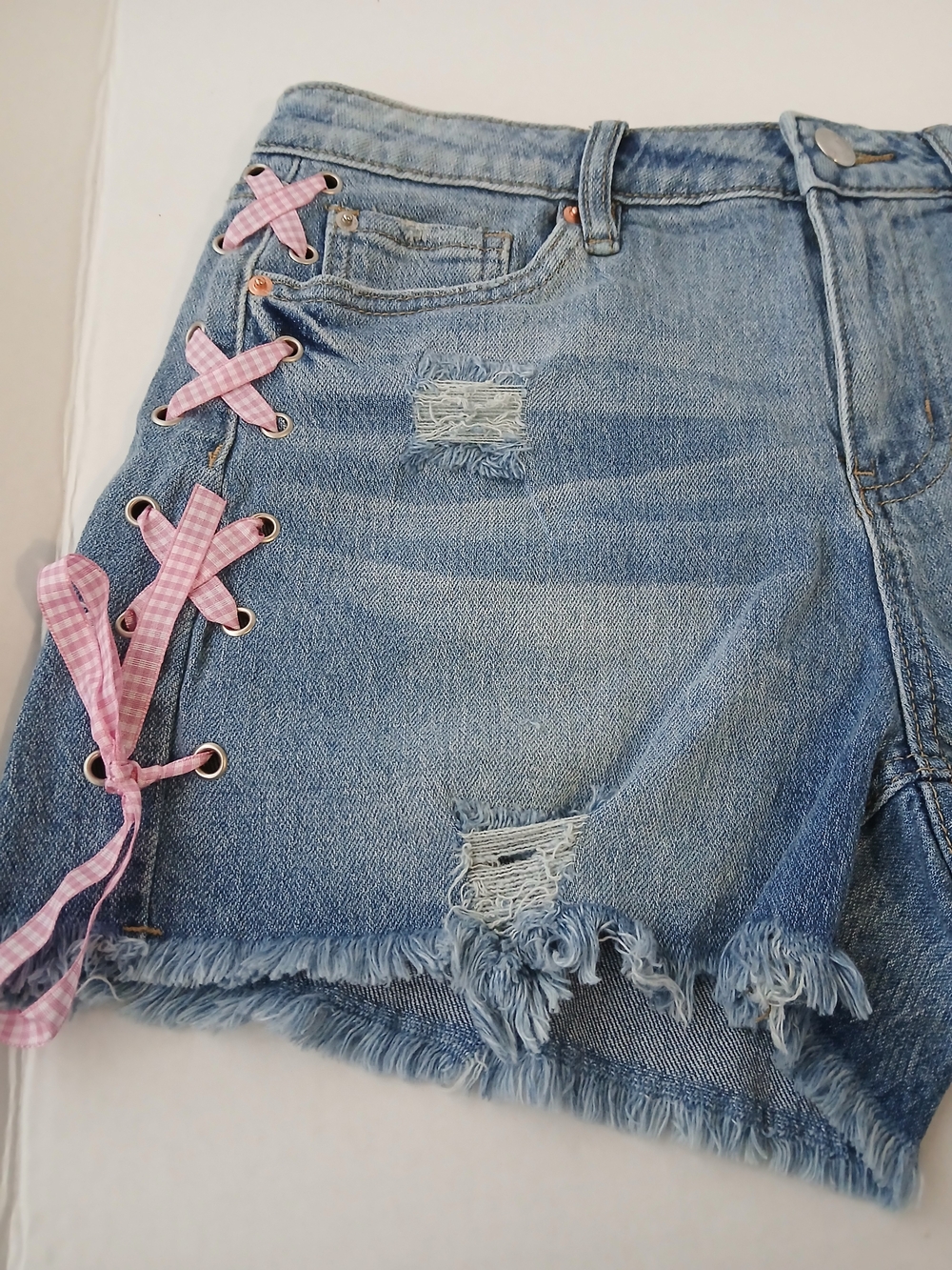YMI Light Blue Denim Shorts with Pink Gingham Lace-Up Size 7/25 $18 - Picture 7 of 10